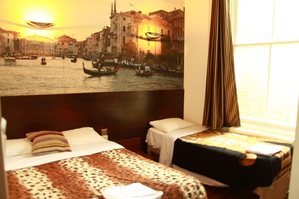 Exhibition Court Hotel 4 15/61