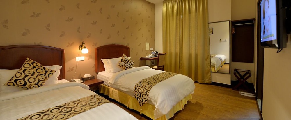 DELUXE, DOUBLE OR TWIN BED