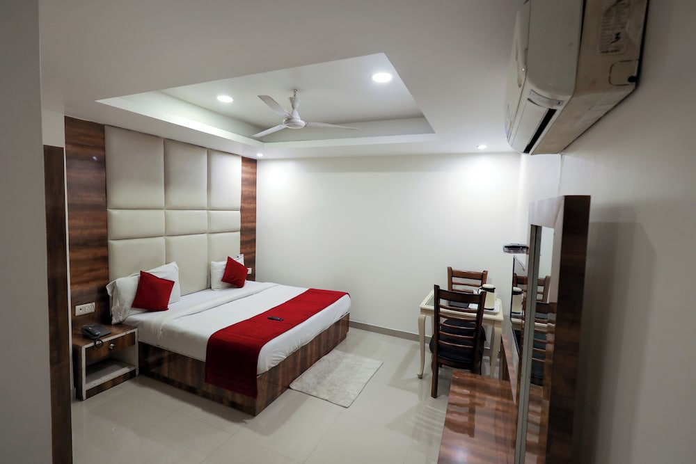 Hotel The Paramont Delhi 25/50