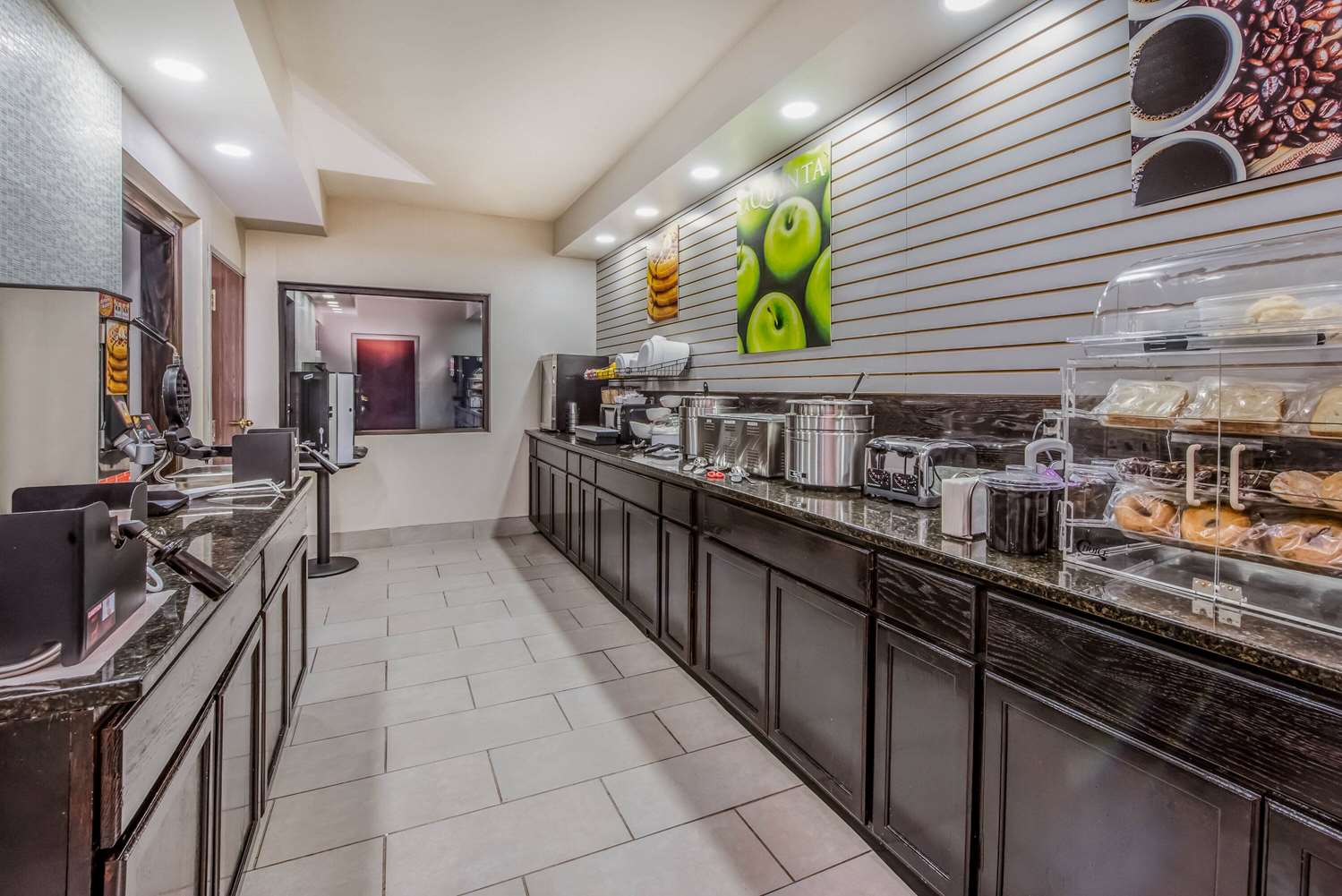 La Quinta Inn & Suites by Wyndham Fairborn Wright-Patterson 10/50