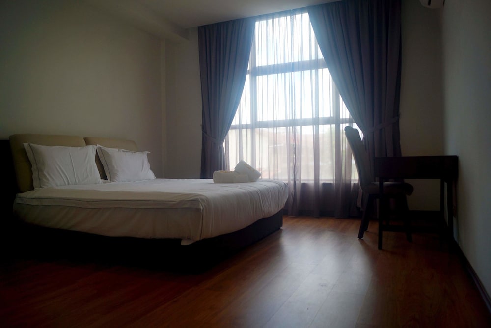Roxy Hotel Apartment 13/58