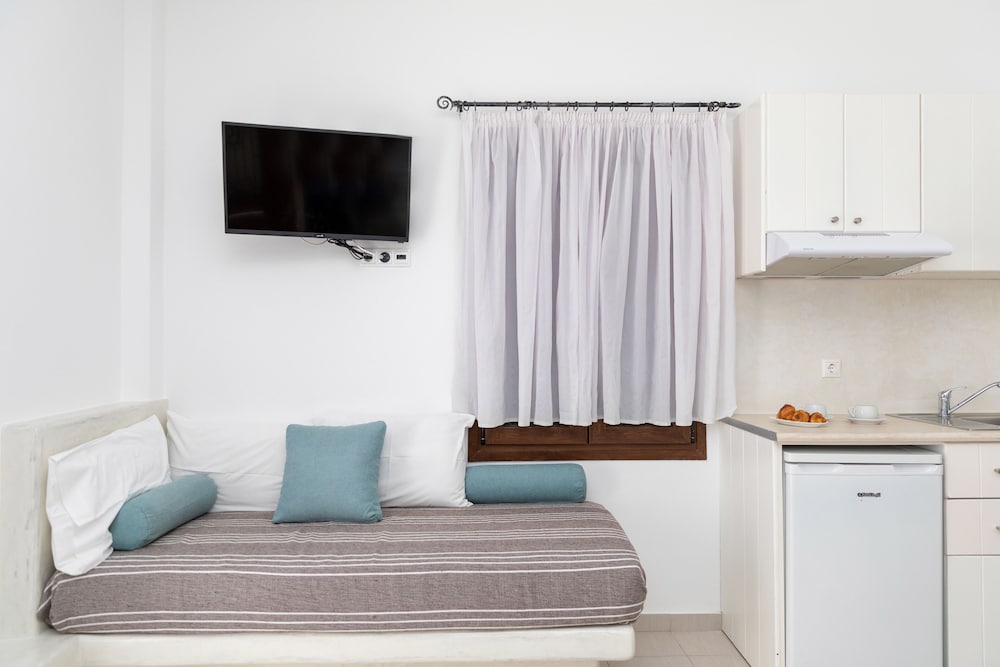 DEPIS PLACE AND APARTMENTS 33/50