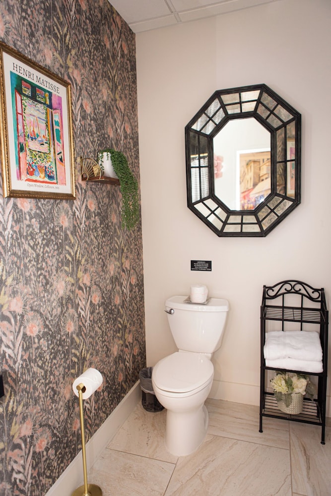 Paris, King Bed، 5th East Hall Bed Breakfast 4/7