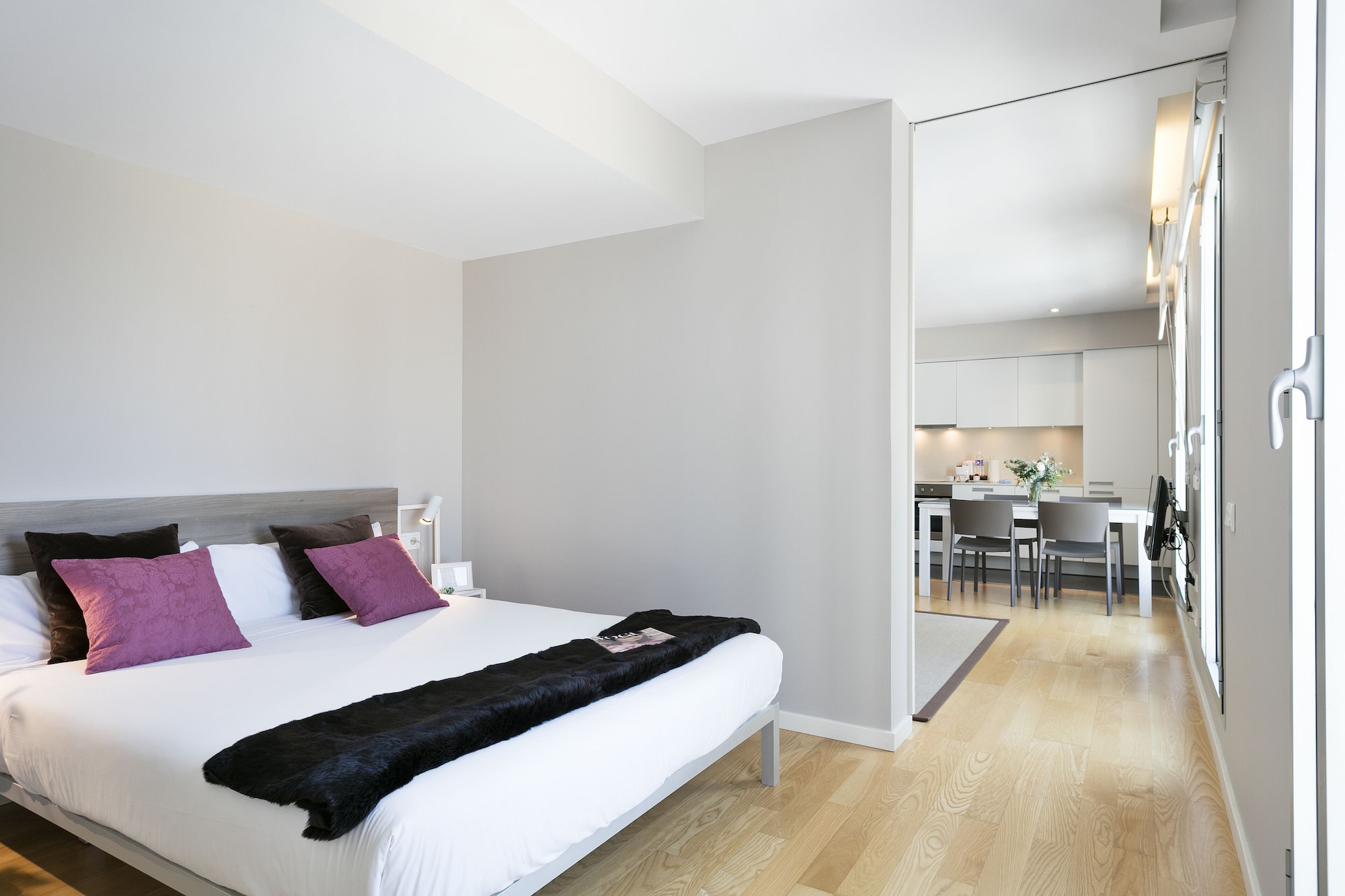 BUSINESS, APARTMENT