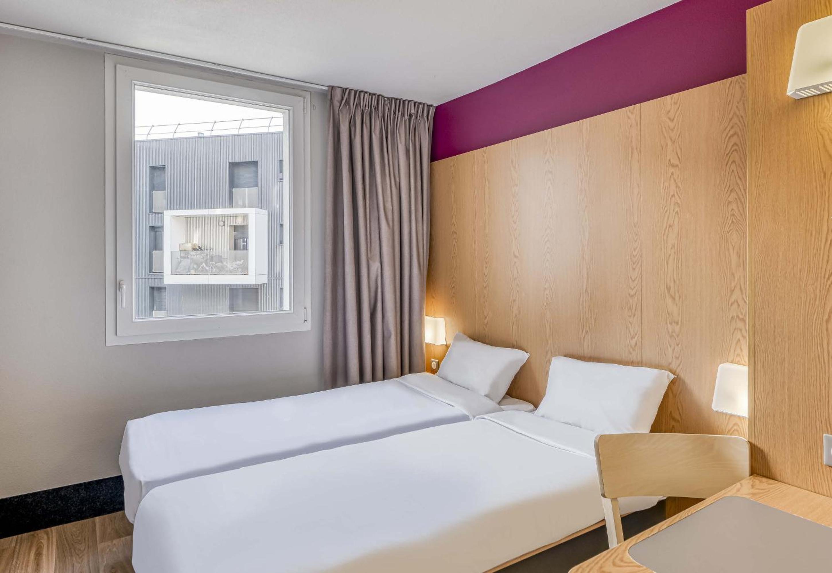 ROOM, DOUBLE OR TWIN BED