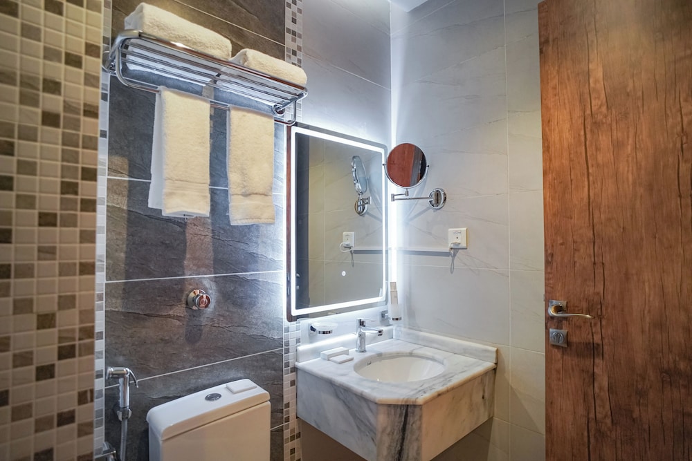 فندق إعمار ليجند(Emaar Legend Hotel) 22/23