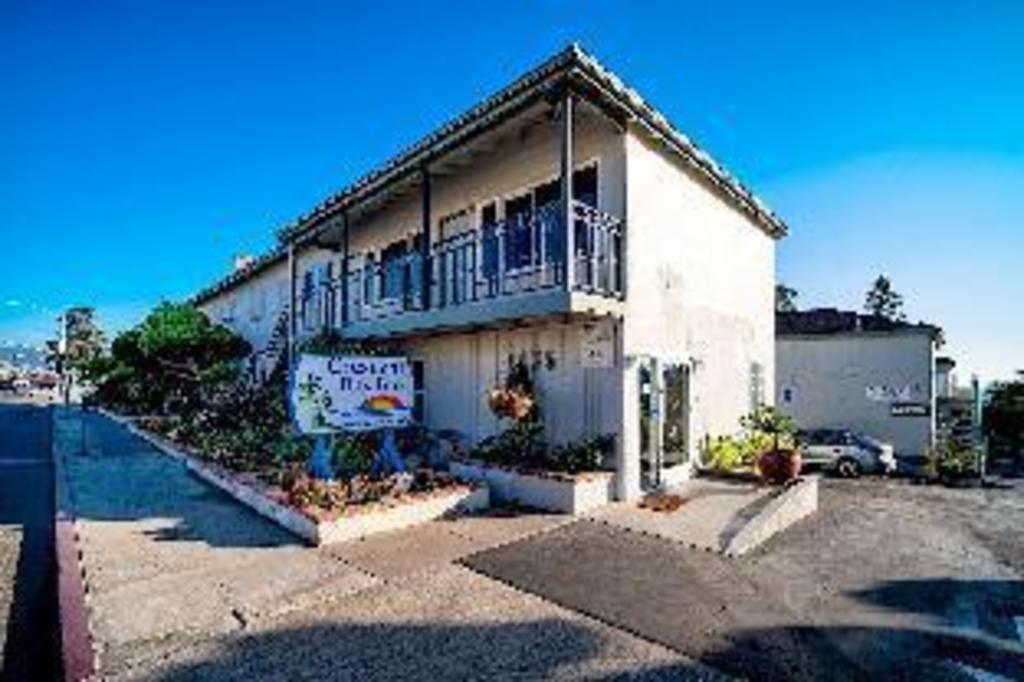 Room, King Bed, Street Side View, Crescent Bay Inn 2/4