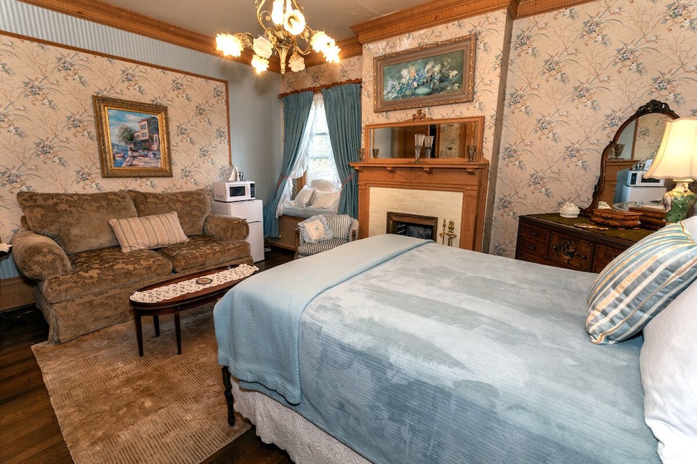 South Broadway Manor Bed and Breakfast 26/72