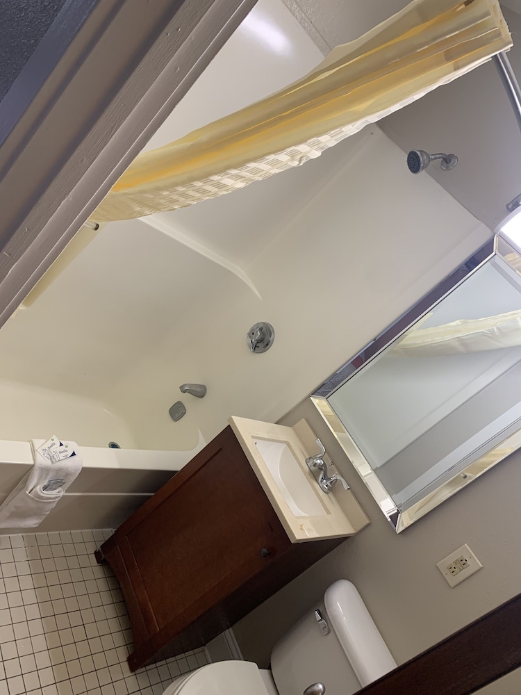 Rodeway Inn Somerset MA 54/57
