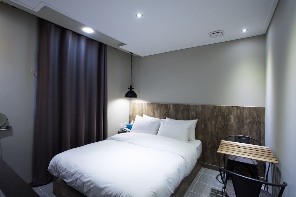 Shinchon Touch Hotel 8/24