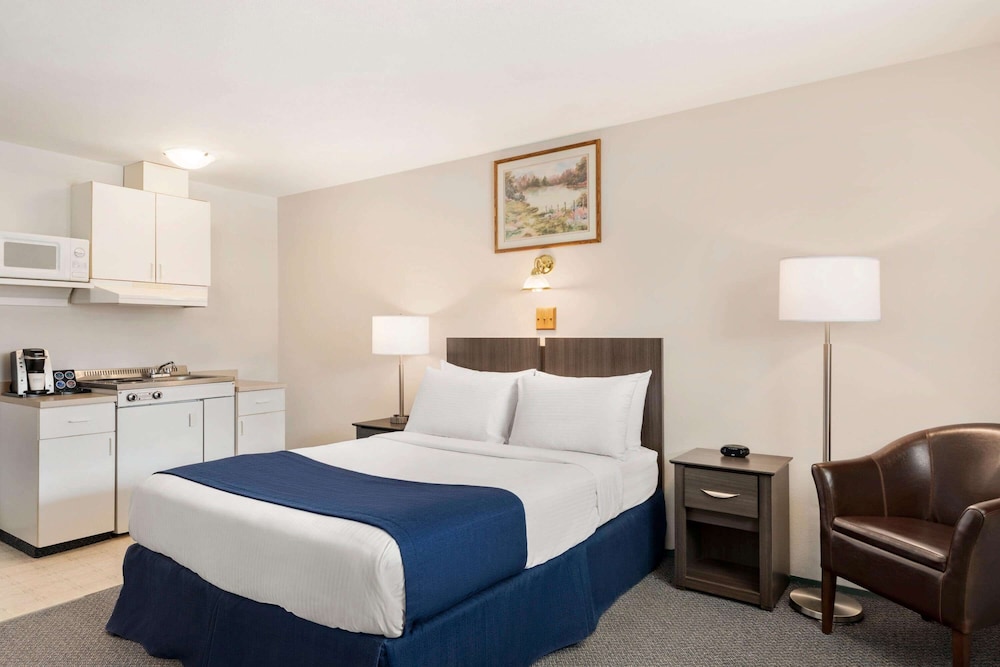 Efficiency, Queen Bed