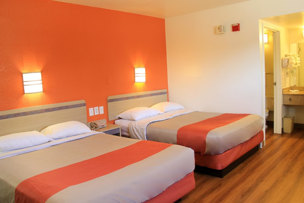 Motel6 Enfield, CT - Hartford 27/57