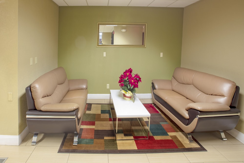 Super 8 By Wyndham St Charles 18/25