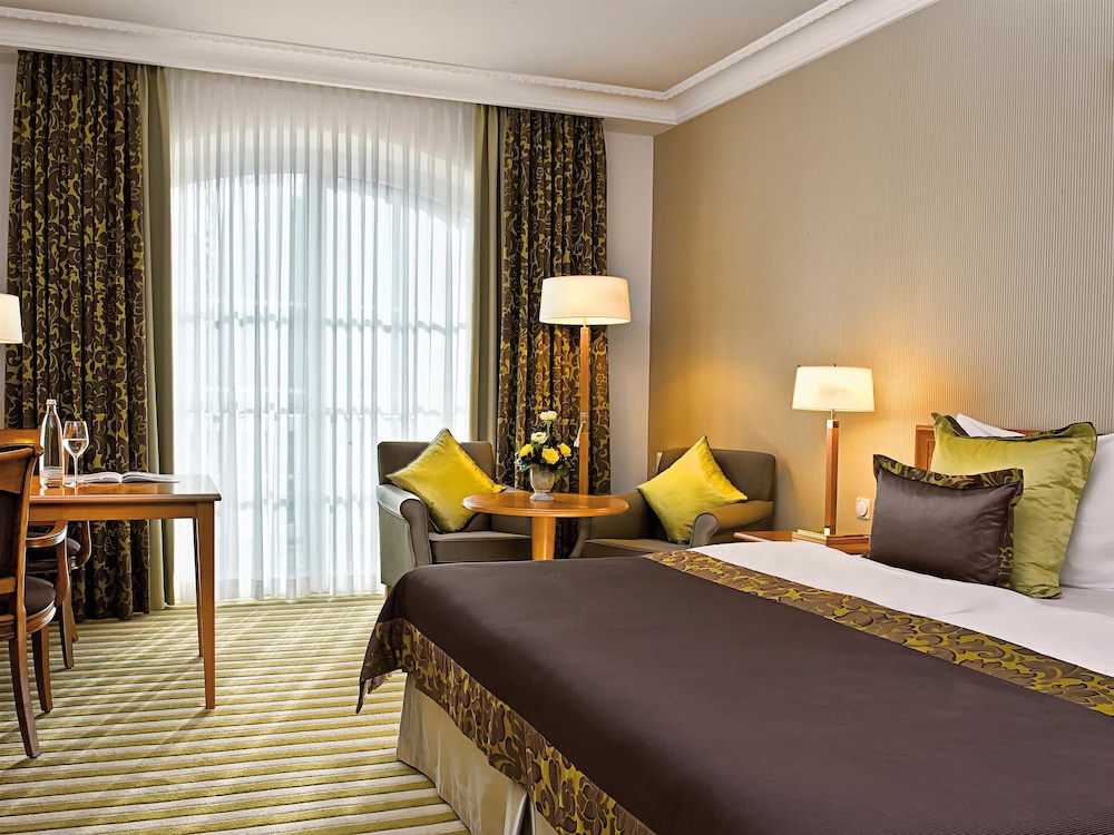 Standard, King Bed, Town View