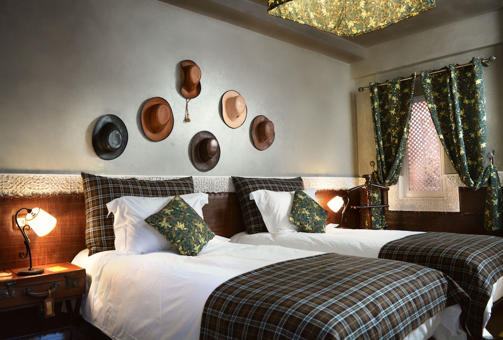 ROOM, DOUBLE OR TWIN BED