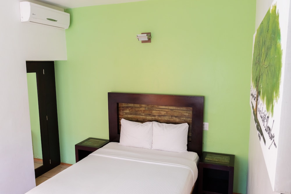 ROOM, SINGLE