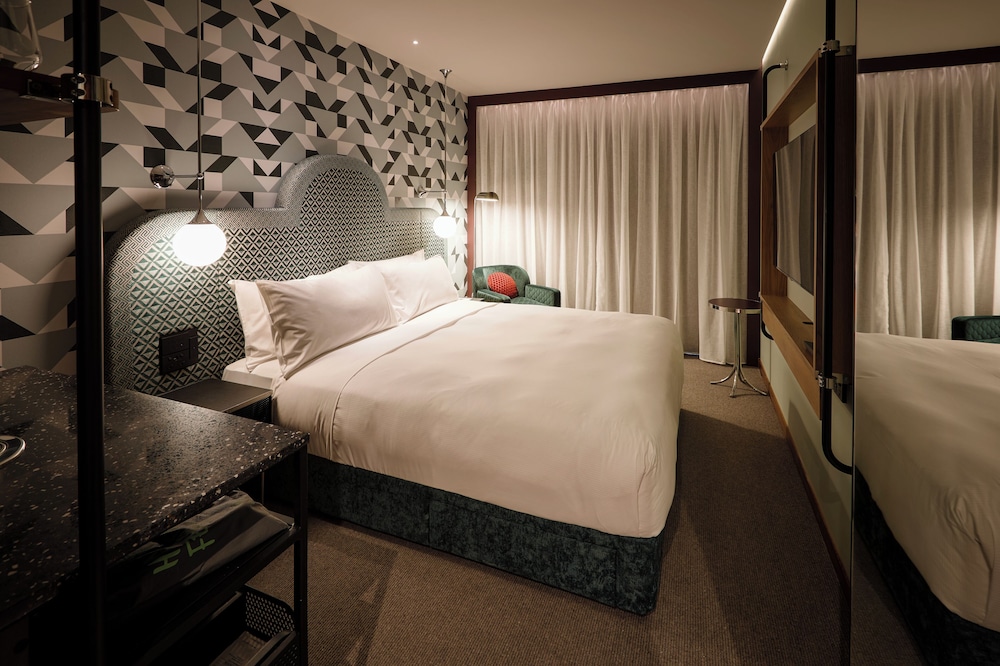 Groovy, Studio, King Bed
