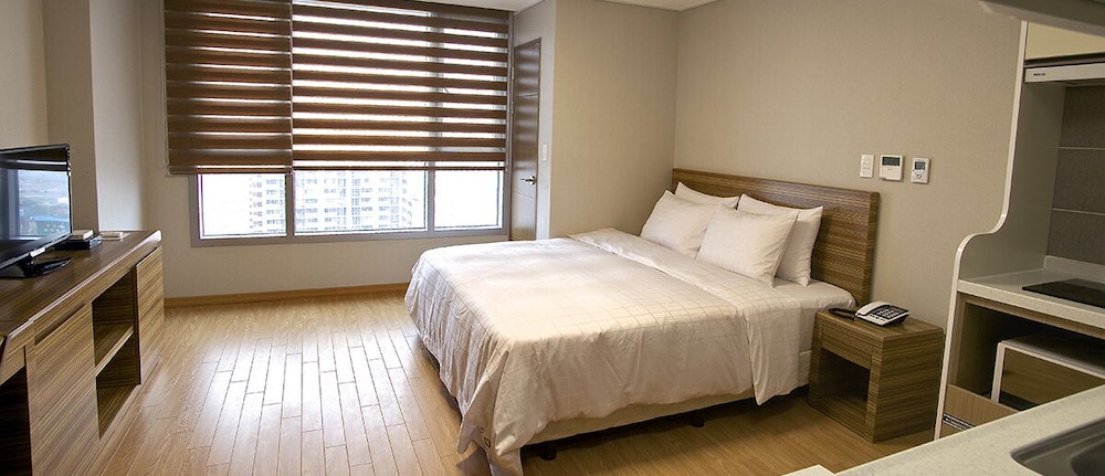 The Class 300 Hotel and Condominium 11/36