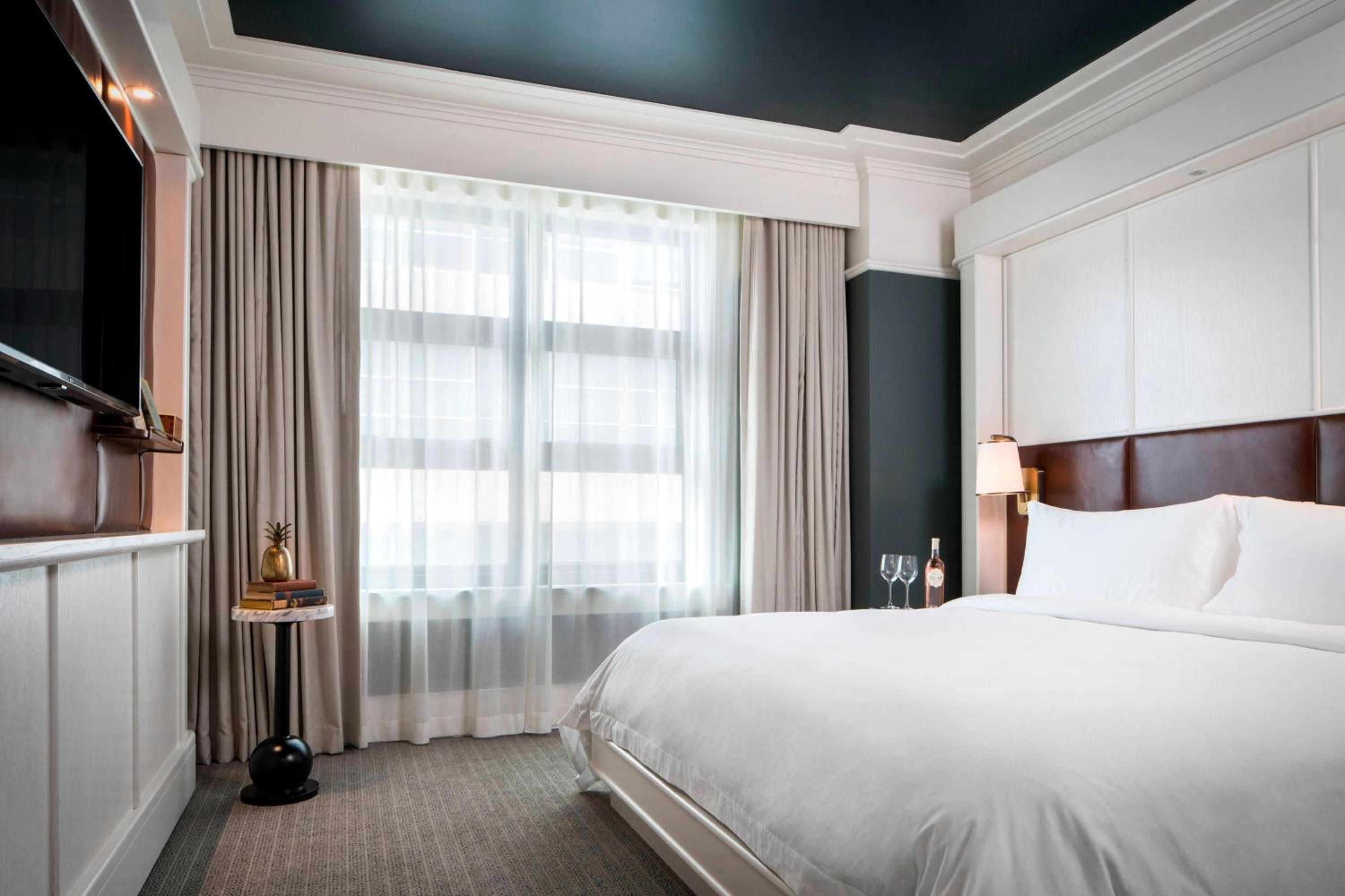 Standard, King Bed, Bathtub, Accessible