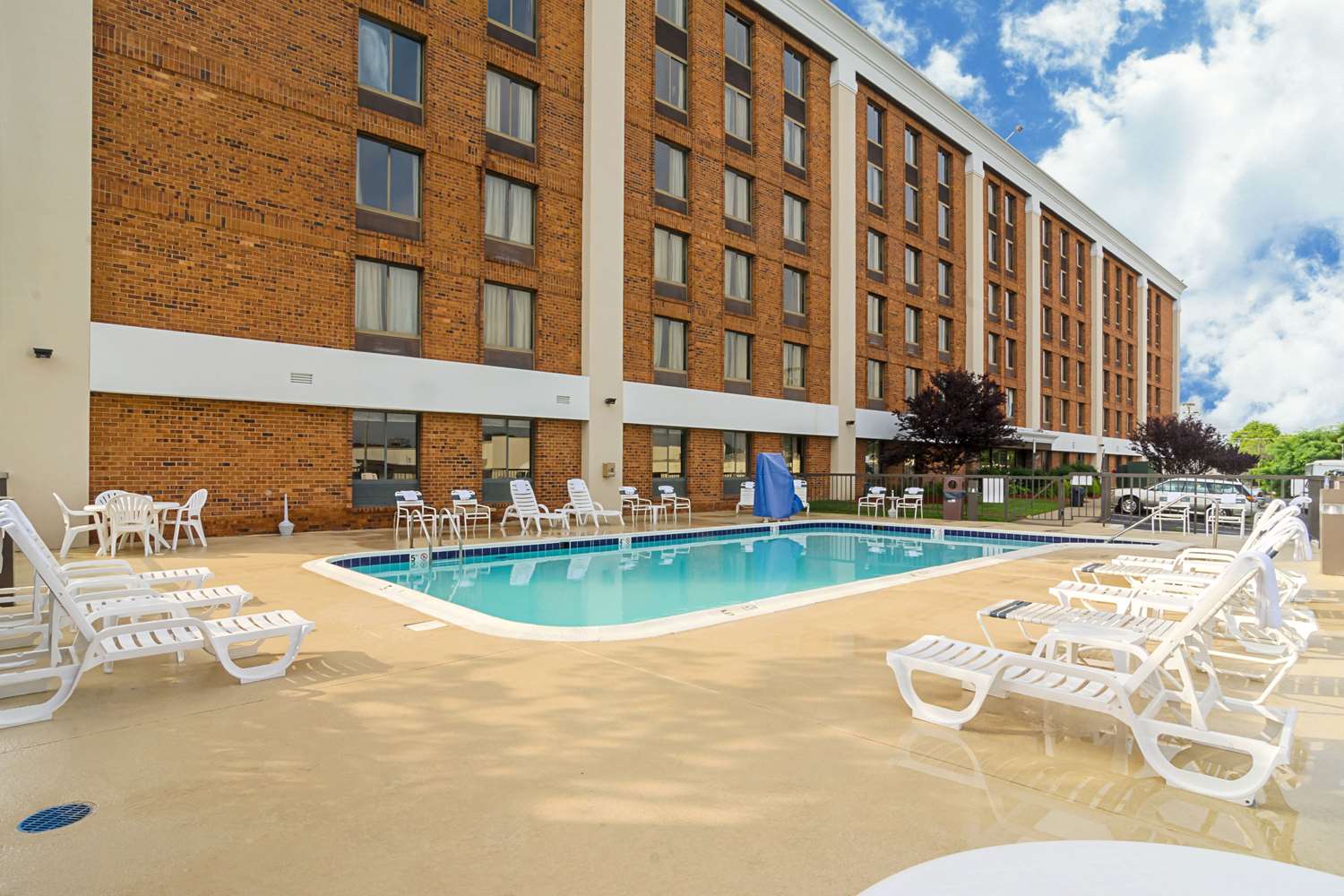 Holiday Inn & Suites Richmond - West End 2/15
