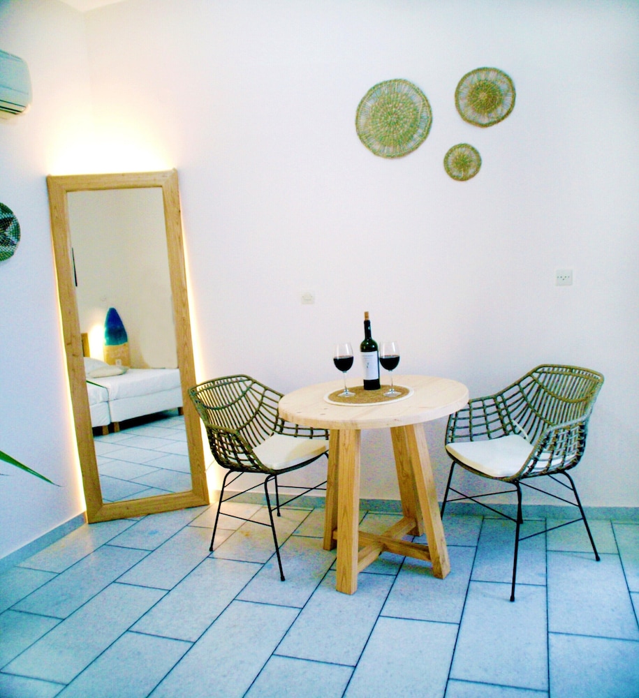 Studios Vrettos 2/50
