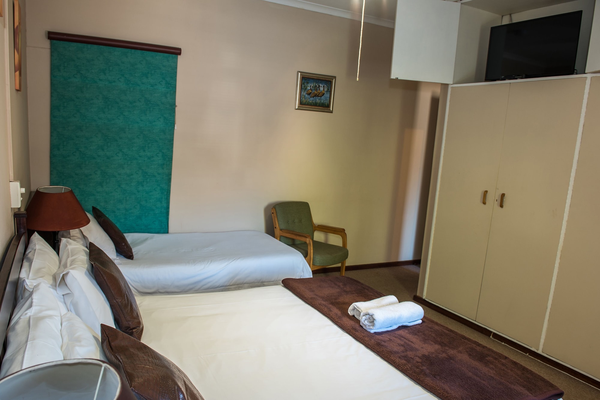 Downstairs, Queen Bed