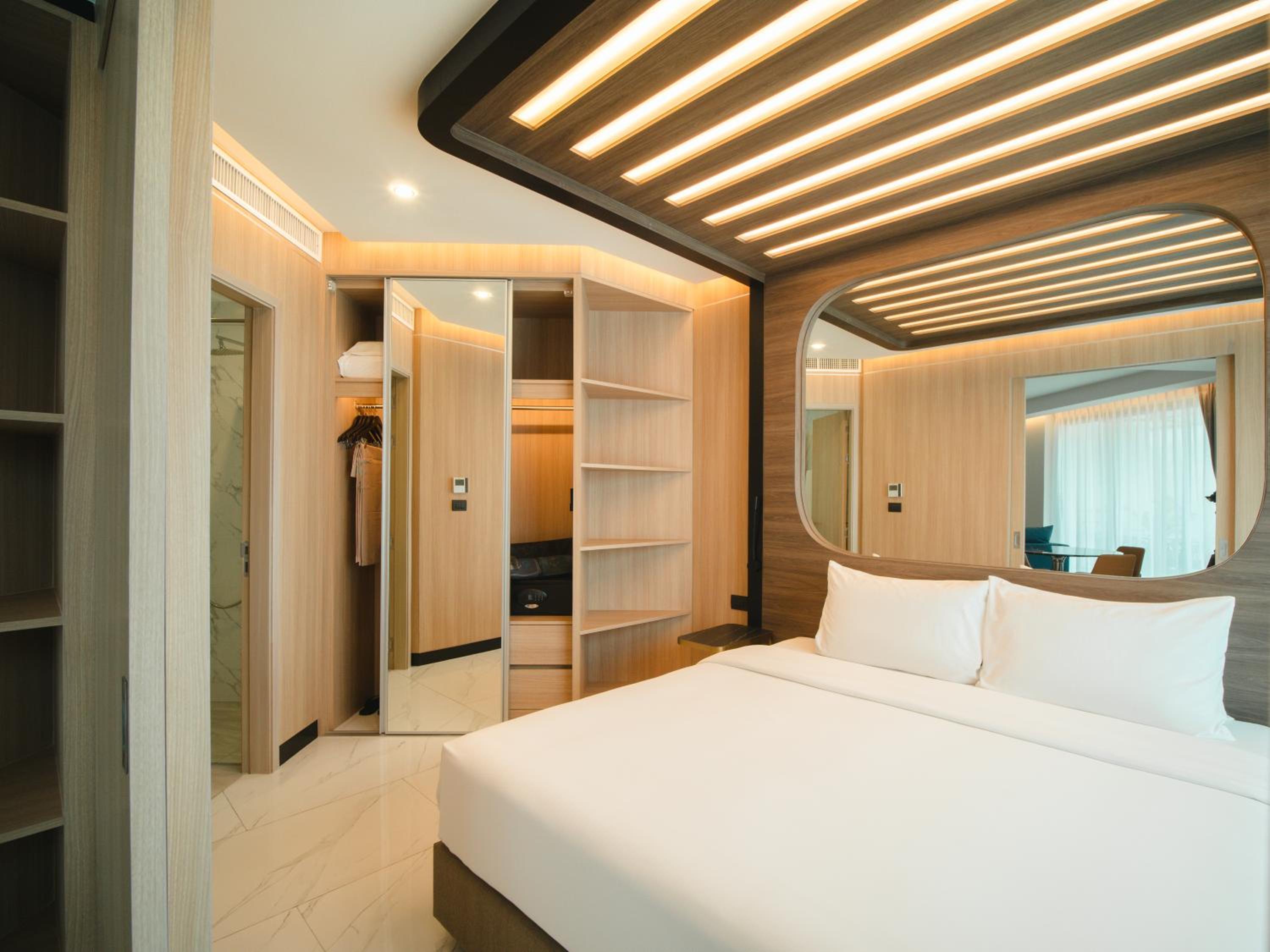1 BEDROOM, SUITE