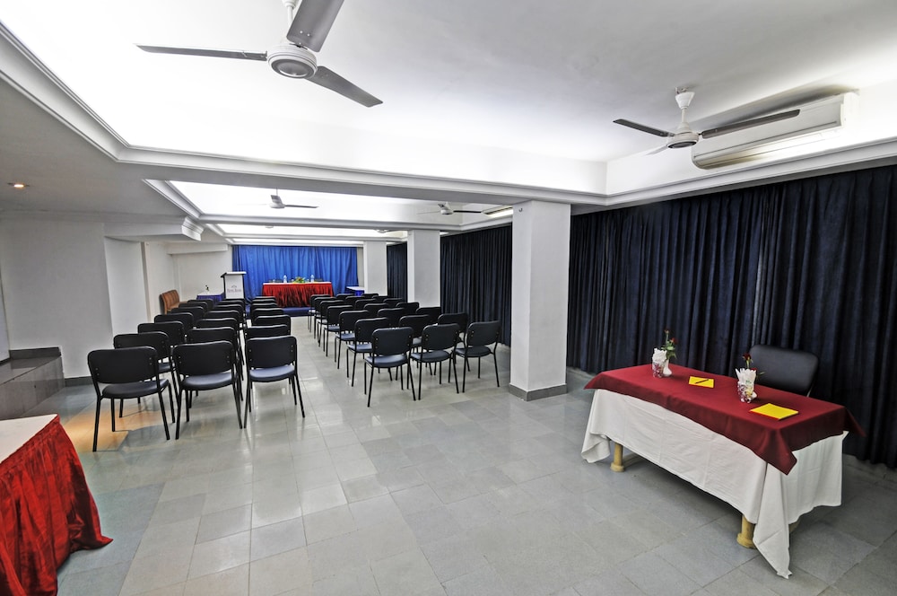 HOTEL ROOPA 60/63