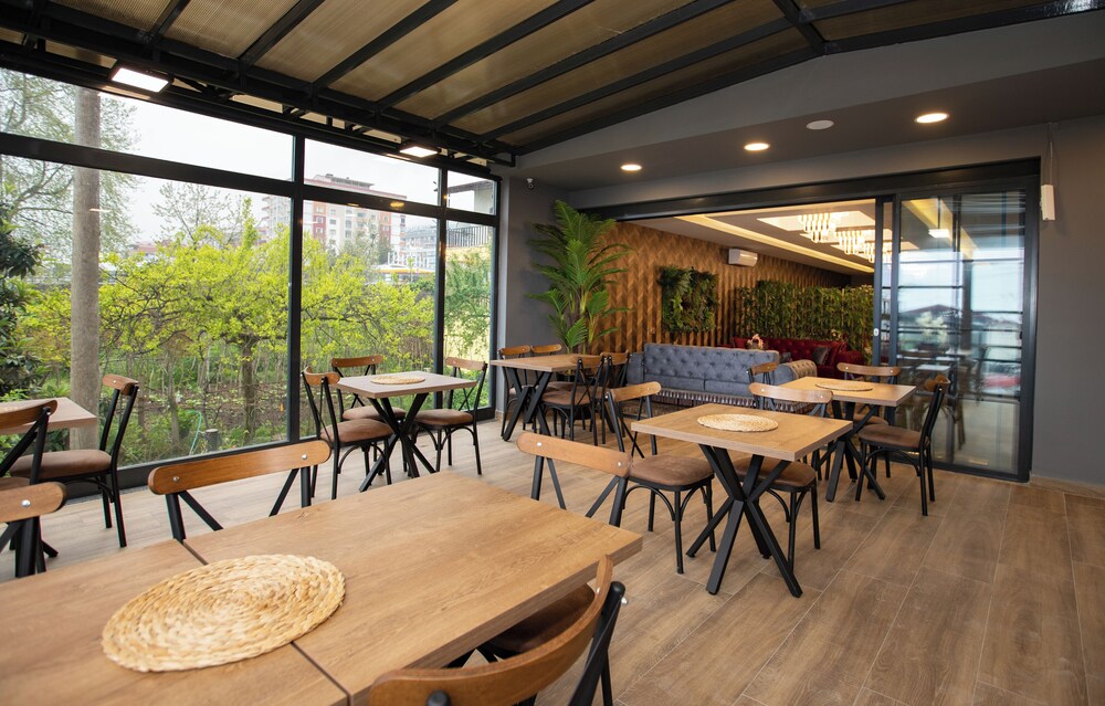 Marina Green Suite Hotel 33/41