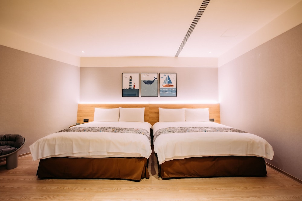 SIGNATURE, QUADRUPLE, 2 DOUBLE BEDS, BATHTUB