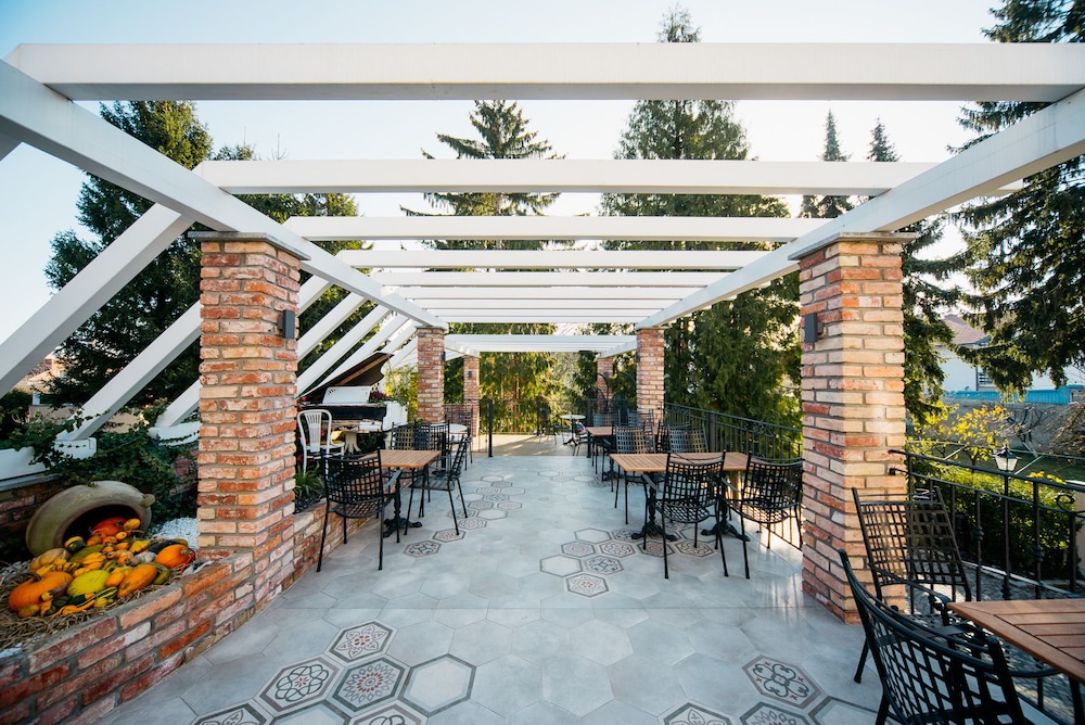 Sundial Garden Rooms 8/42