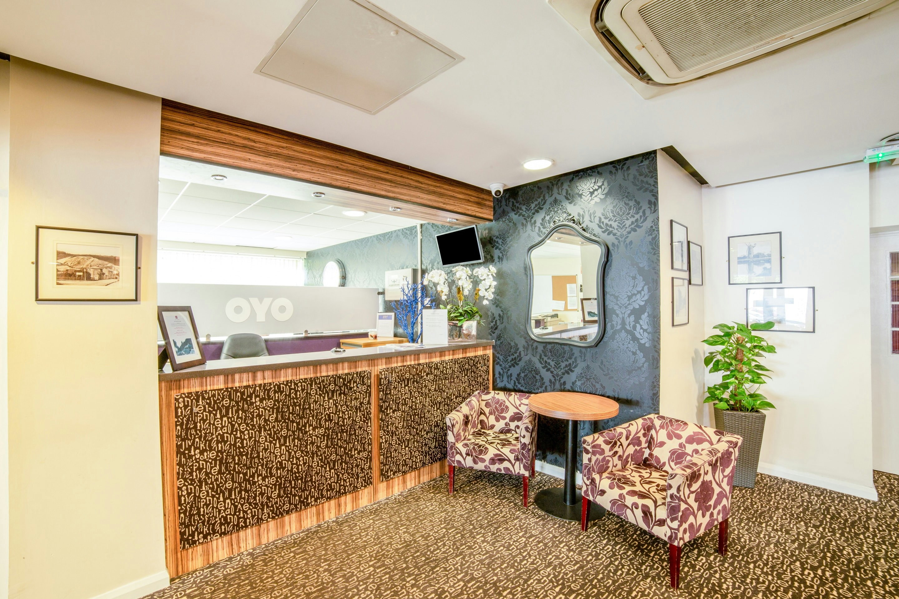 Lobby at OYO The Bridge House Hotel, REIGATE AND BANSTEAD