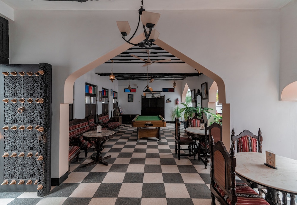 Dhow Palace Hotel 55/75