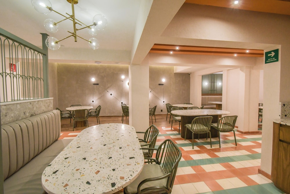 Expo Satelite Hotel and Suites 47/58