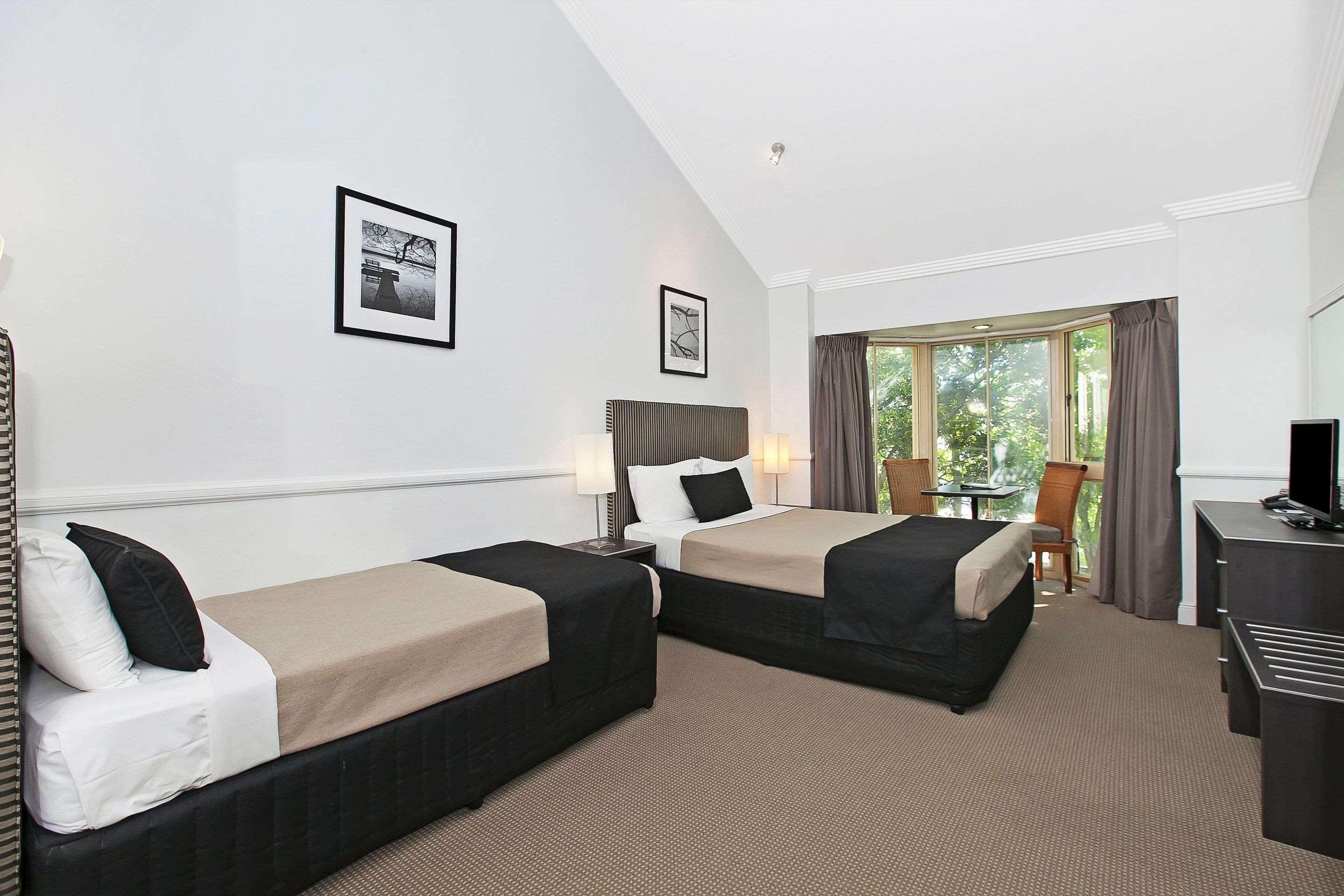 SUITE, QUEEN BED