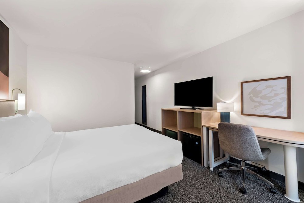 ROOM, QUEEN BED