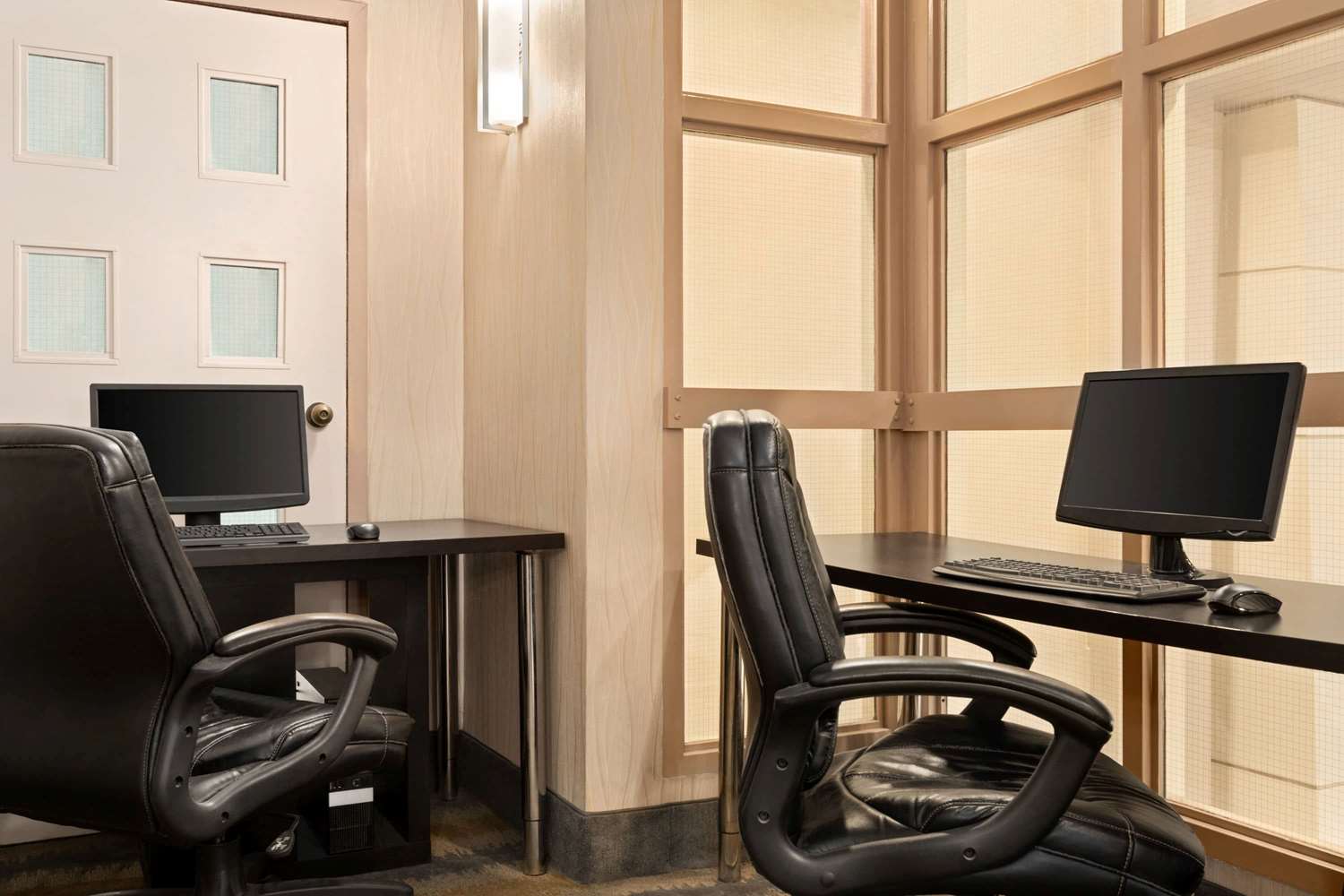Travelodge by Wyndham Oshawa Whitby 13/18