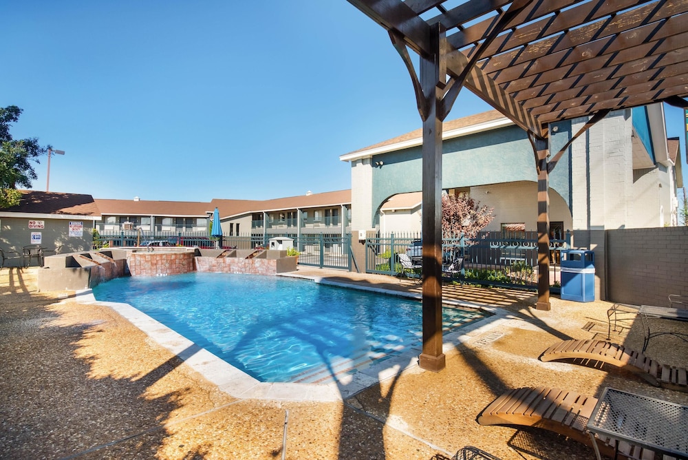 Quality Inn Near Lake Marble Falls 3/42