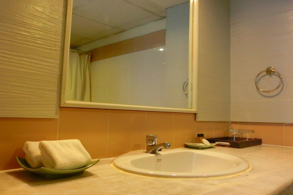 Royal Peninsula Hotel 56/66