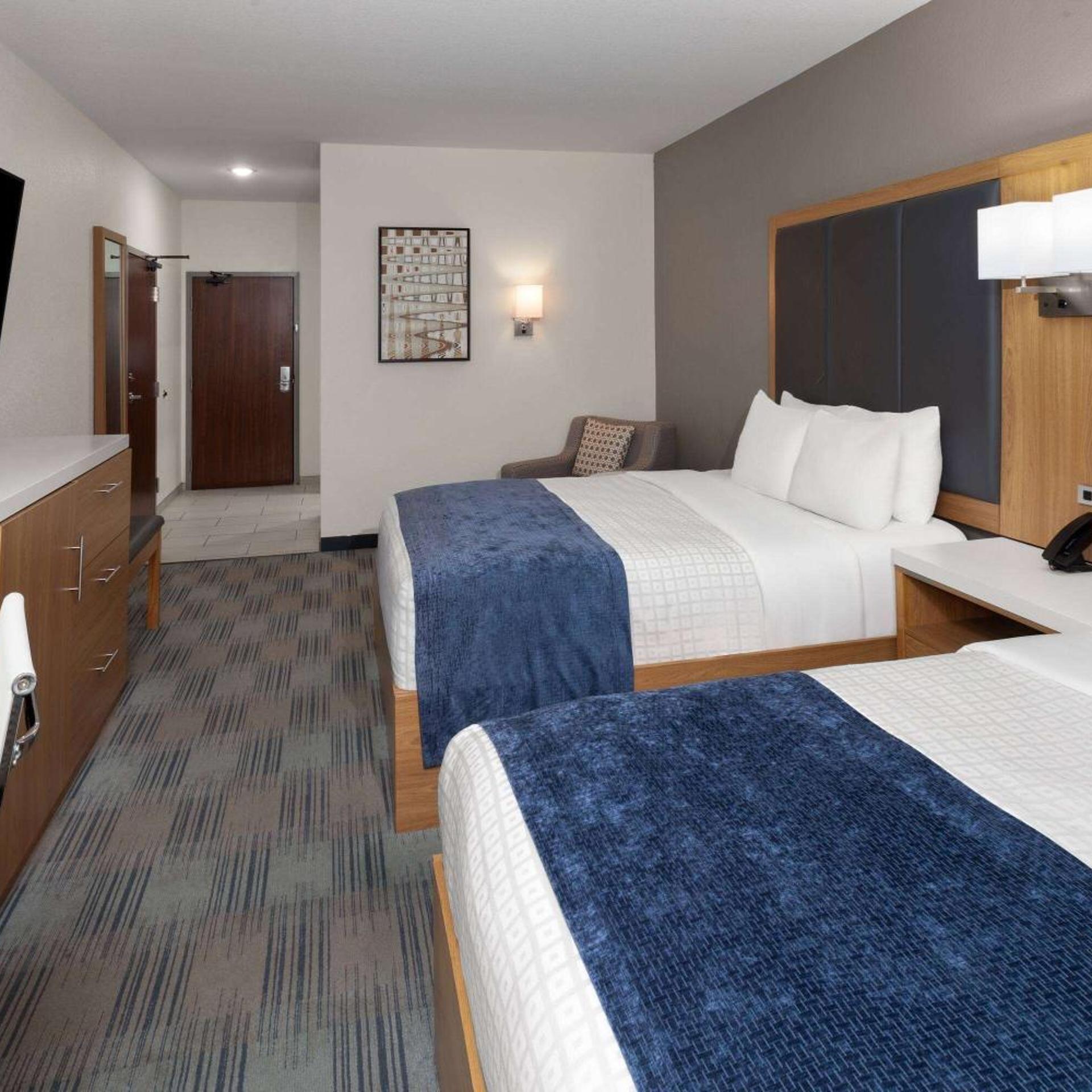 غرفة قياسية بسريرين كوين بمنطقة جلوس، La Quinta Inn & Suites by Wyndham Coralville Iowa City 2/6