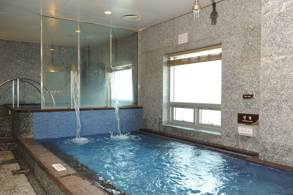 PINE RIDGE RESORT 24/47