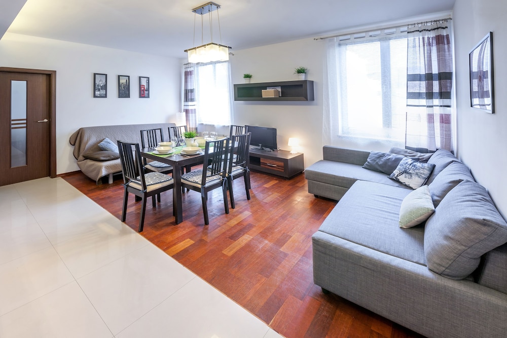 FriendHouse Apartments 27/50