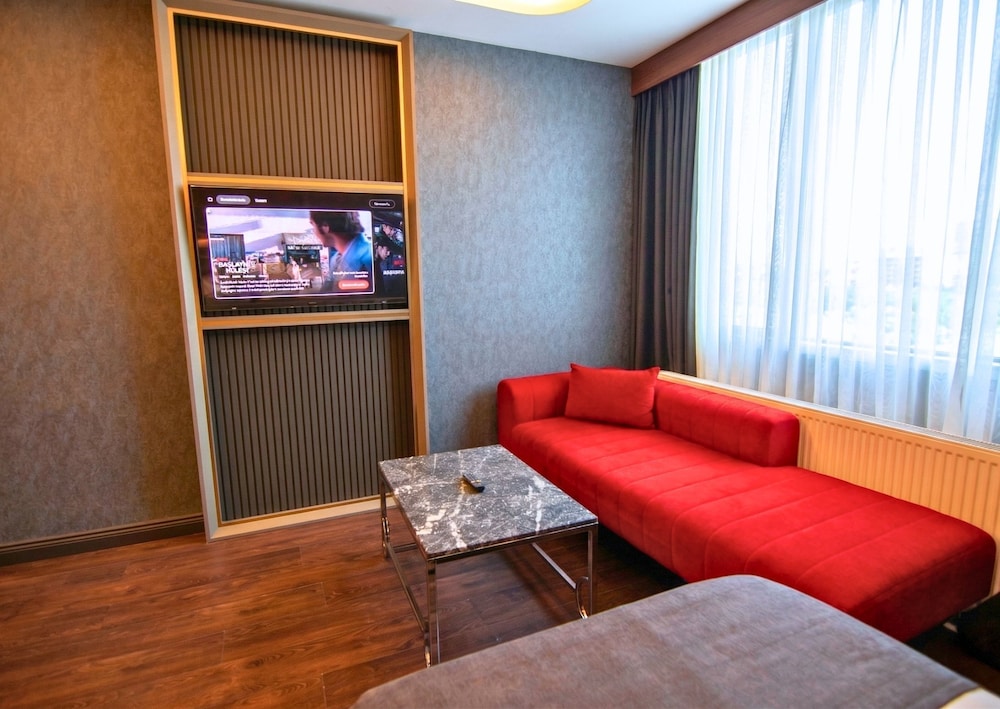 Eagle Palace Suites 38/50
