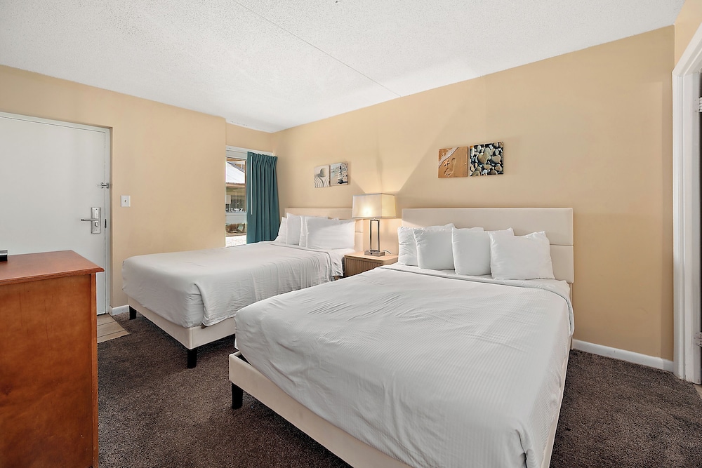 2 Bedrooms, Condo, Standard, King Bed, 2 Queen Beds, Bay View, Sofa, Patio 3/5