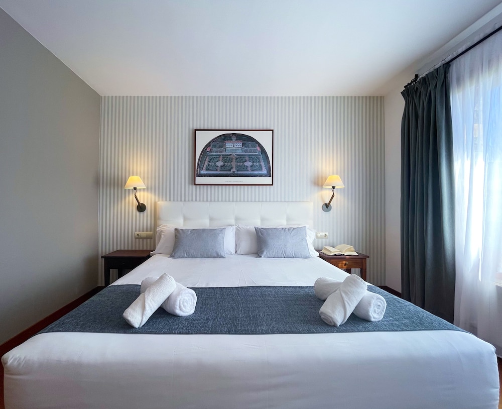 Valley, Twin Beds, with View