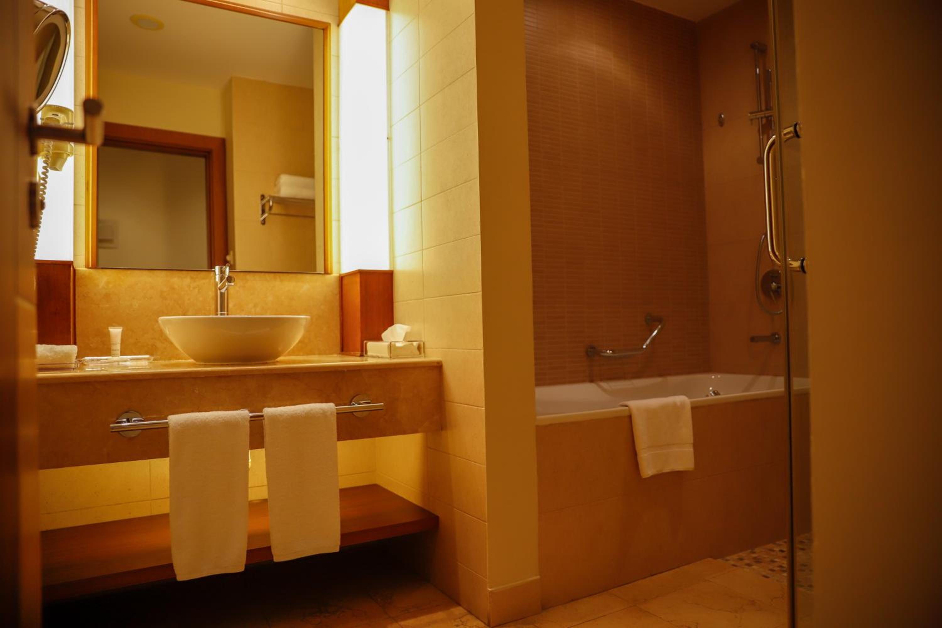 جناح بشرفة بغرفة نوم واحدة، Crowne Plaza Sohar 4/4