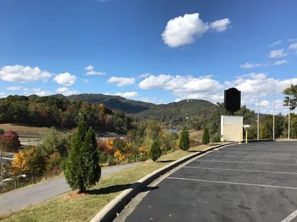 Days Inn by Wyndham Waynesville NC 23/27
