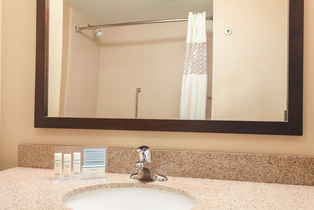 Hampton Inn Suites Lake George 20/61