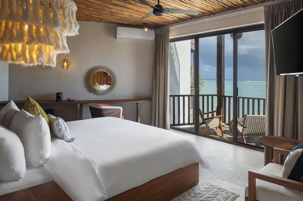 UPPER, KING BED, BEACH FRONT