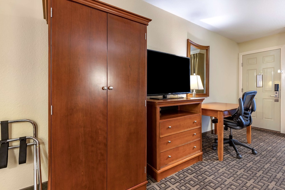 Best Western Swiss Clock Inn 32/35